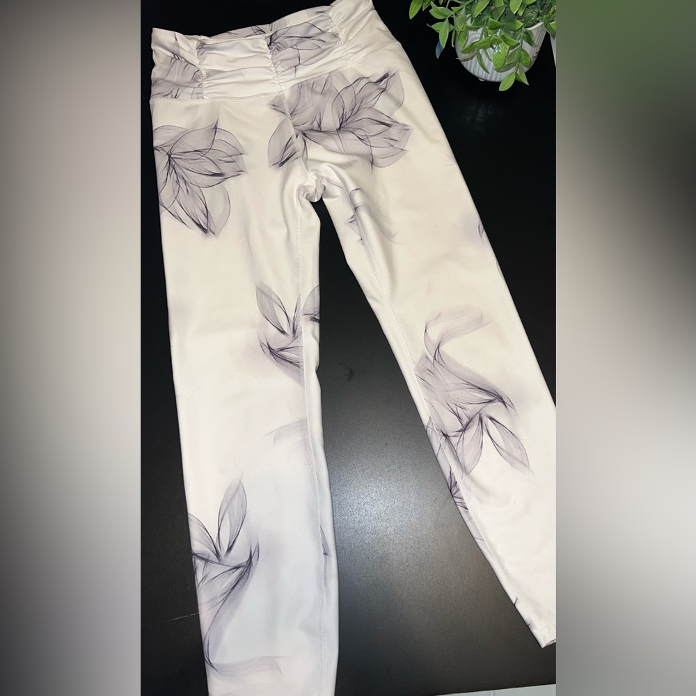 Nanette Lepore Floral Leggings Grey & White Size Small Like New